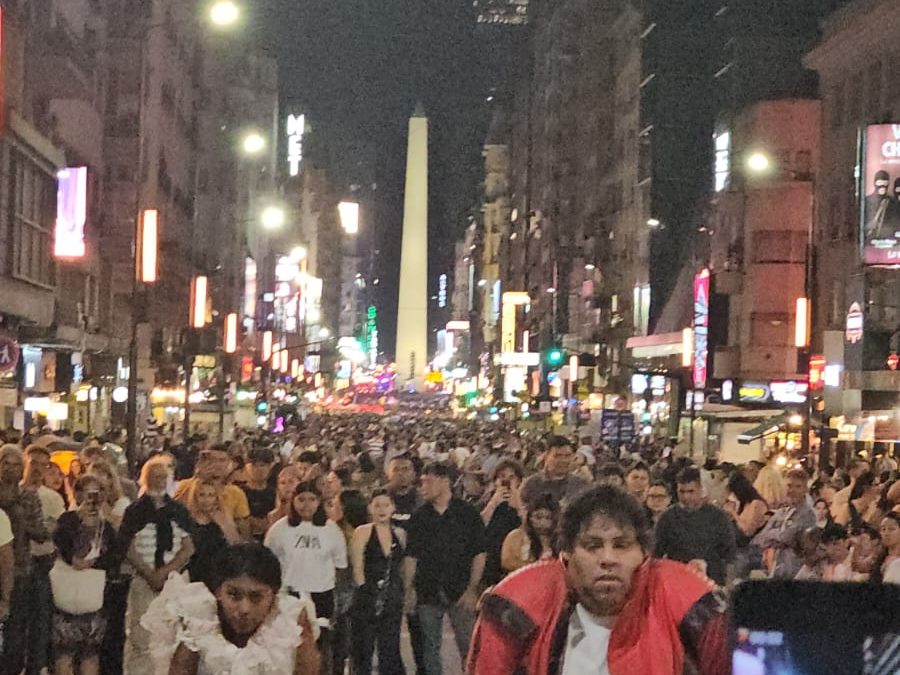 NOCHE DE DIVERSIÓN Y OPORTUNIDADES